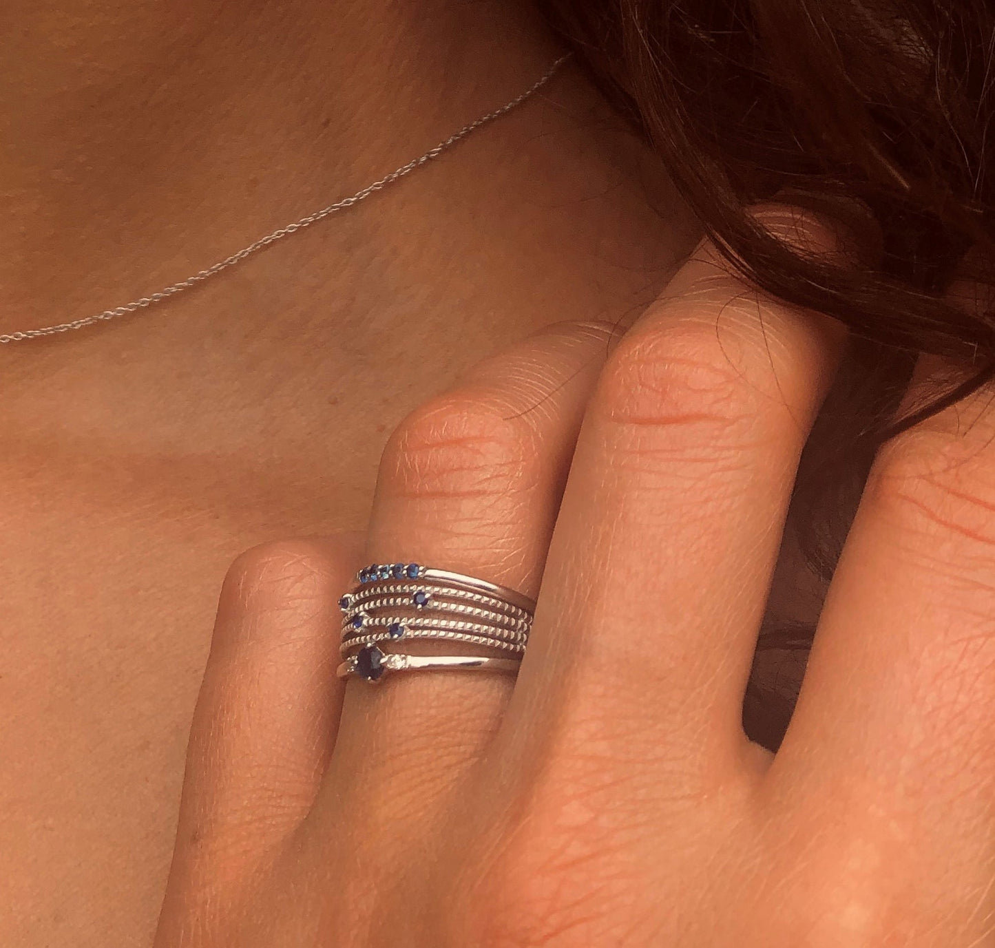 Composition de bagues en Argent 925 plaqué Rhodium assemblées de Saphir bleu et Oxyde de zirconium - Maison Di Giorgio