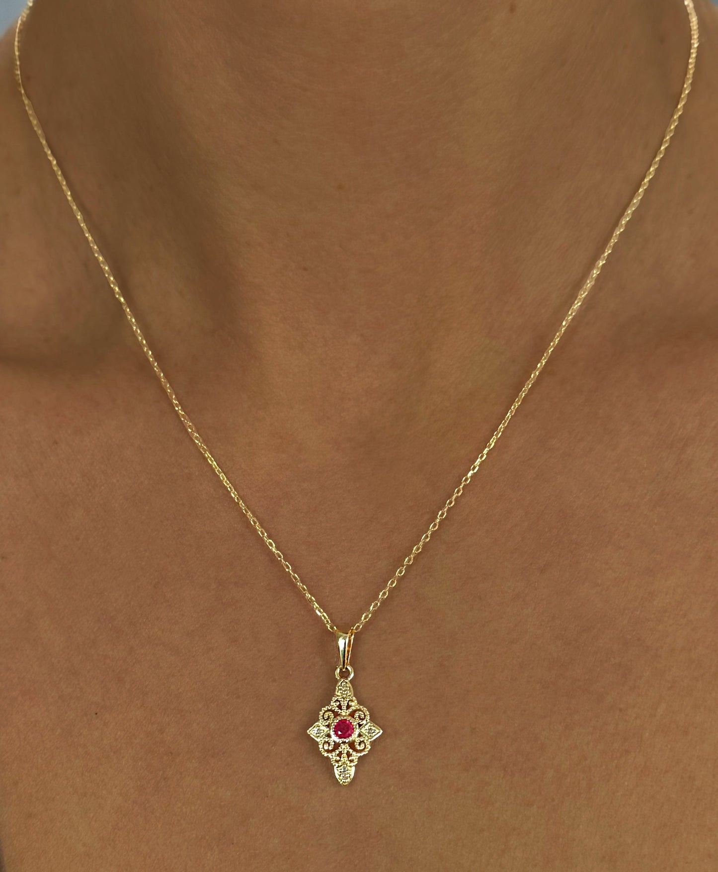 Pendentif en Or jaune 9k assemblé de Diamant HSI et Rubis - Maison Di Giorgio