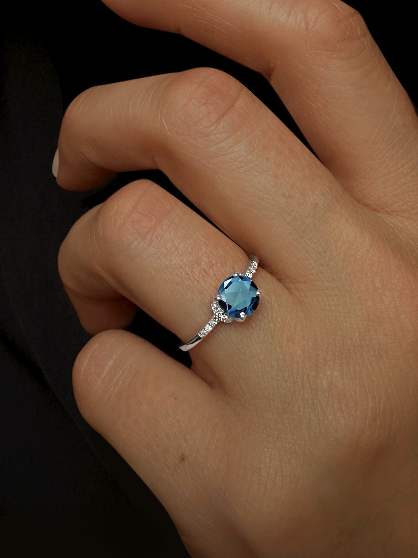 Bague en Or blanc 9k assemblée de Diamant HSI et Topaze bleu Londres - Maison Di Giorgio