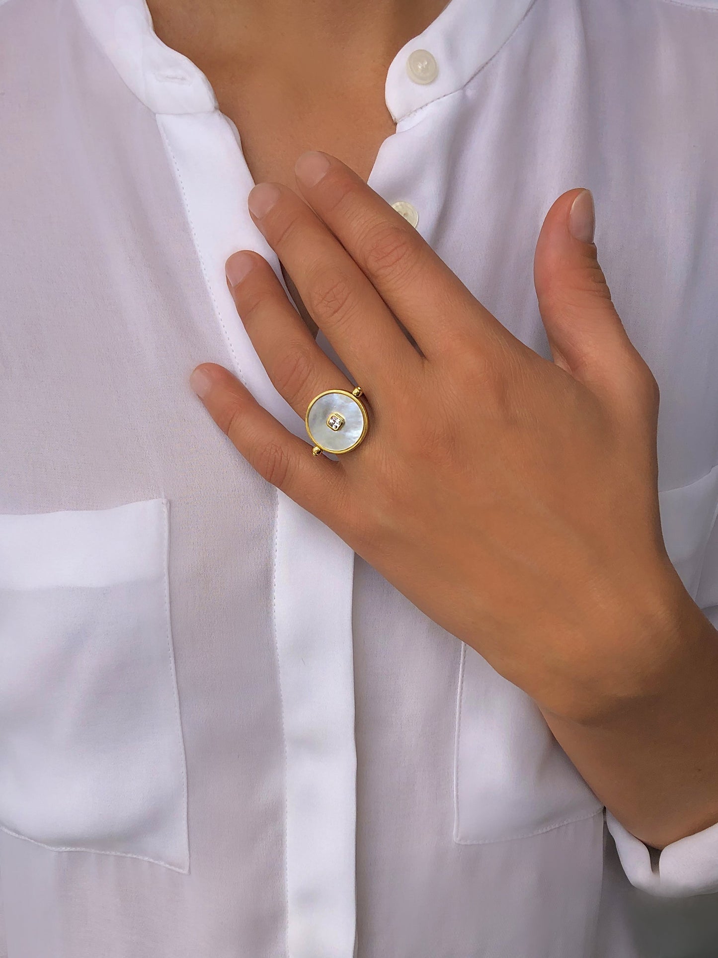 Bague dorée Or jaune 18k assemblée de Nacre, Onyx noir et Oxyde de zirconium - Maison Di Giorgio