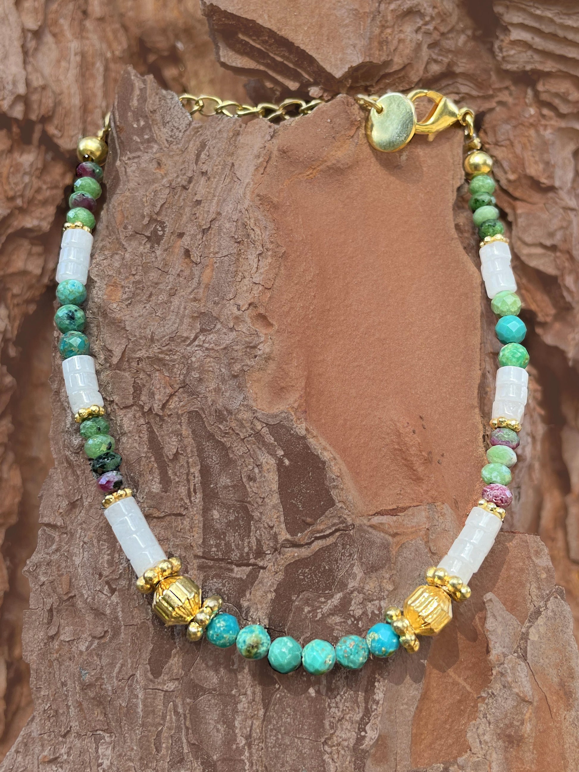 Bracelet perles doré en Or jaune 18k assemblé de Zoisite, Pierre de lune et Turquoise - Maison Di Giorgio