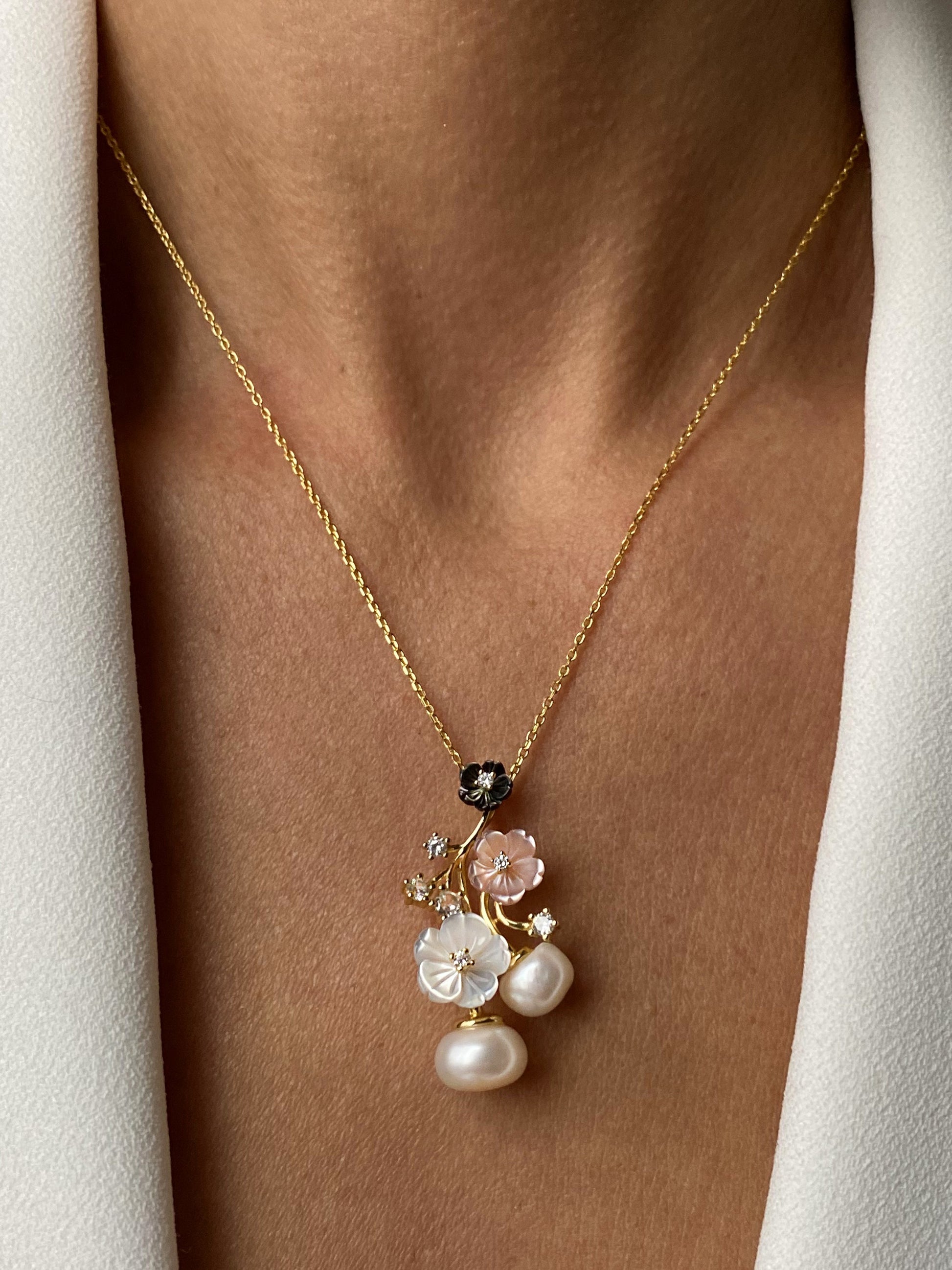 Collier en Argent 925 doré Or jaune 18k assemblé de Perle d'eau douce, Pierre de lune et Perle de coquille noire - Maison Di Giorgio