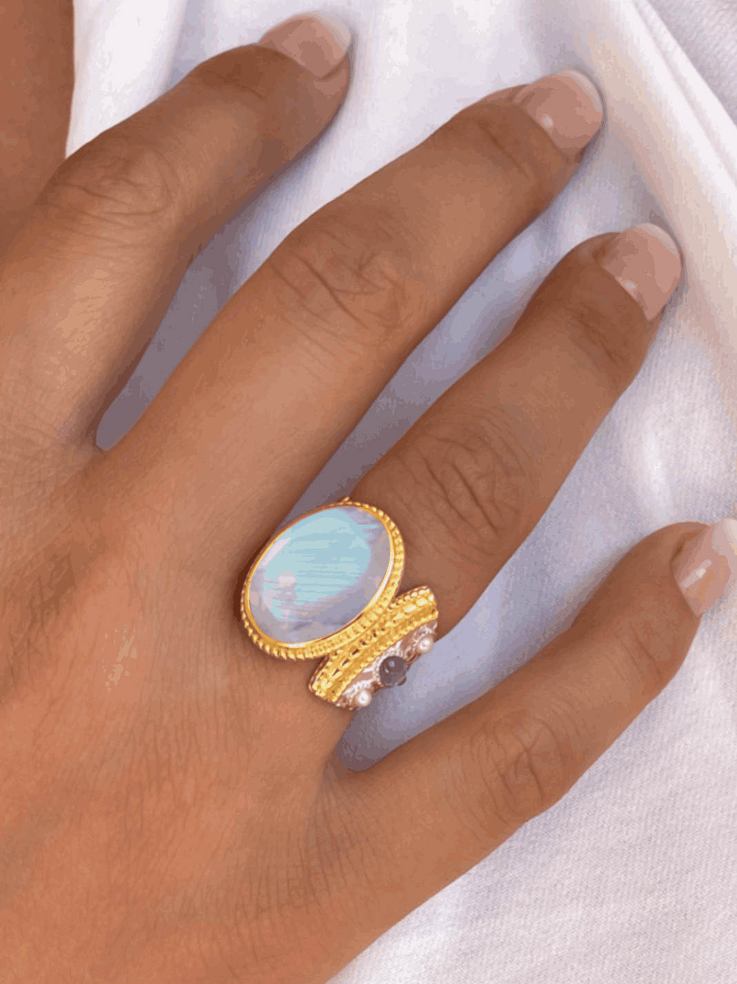 Bague en Argent 925 partiellement doré Or jaune 18k assemblée de Pierre de lune facetée, Perle blanche et Oxyde de zirconium tanzanite - Maison Di Giorgio