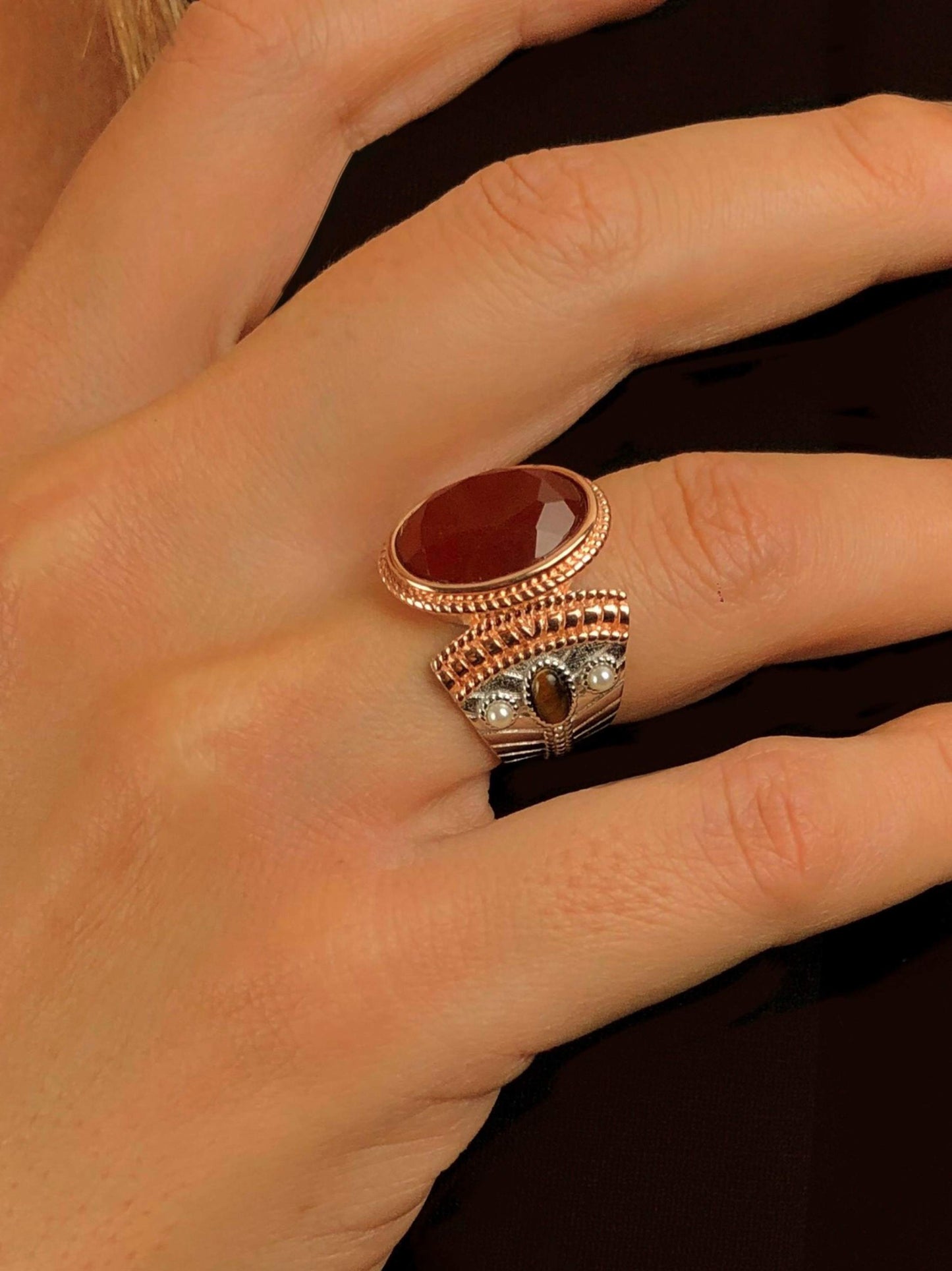 Bague en Argent 925 plaqué Rhodium et Or rose 18k assemblée de Onyx rouge, Oeil de tigre et Perle d'eau douce - Maison Di Giorgio