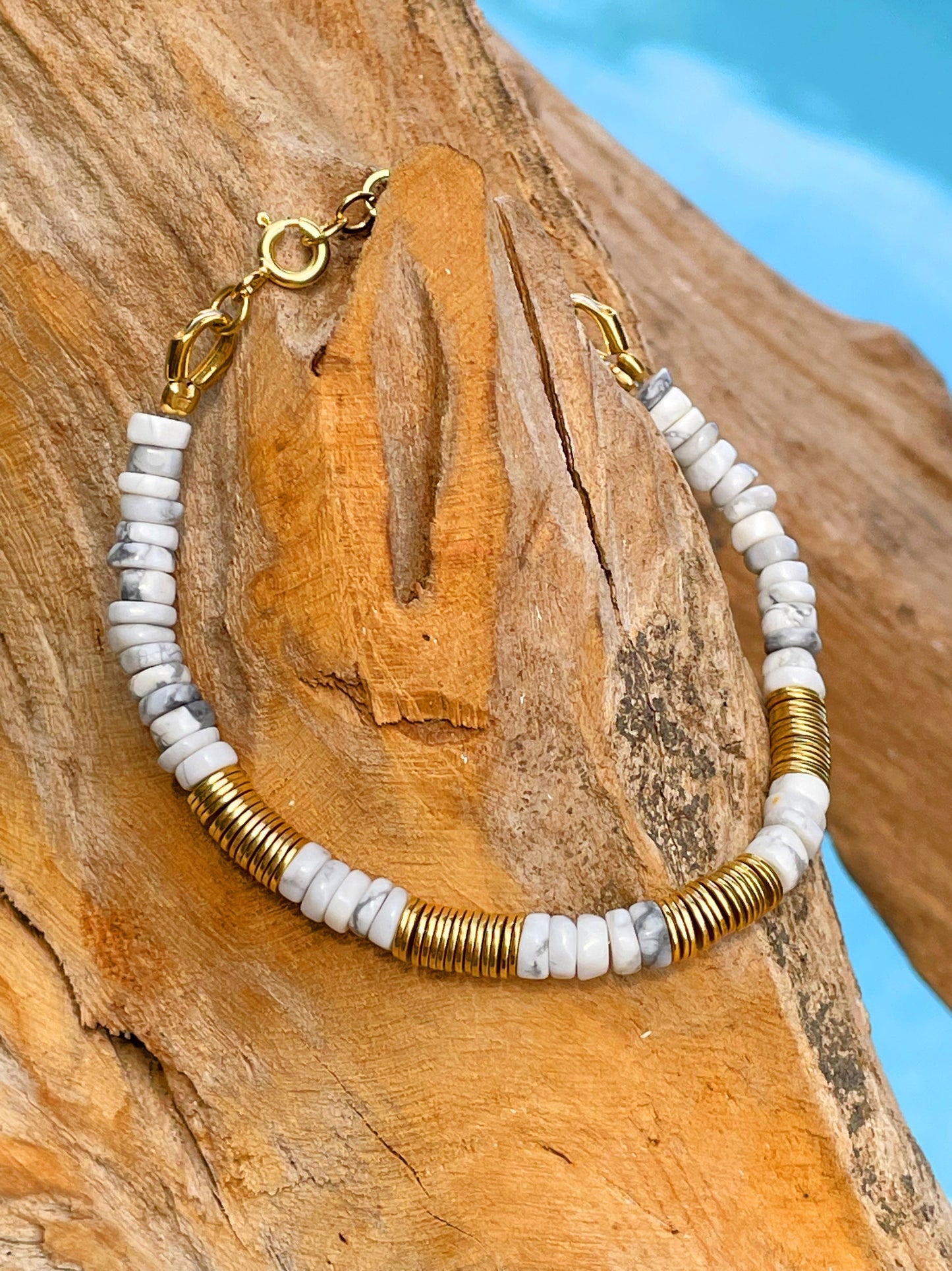 Bracelet perles doré Or jaune 18k assemblé de howlite blanche - Maison Di Giorgio