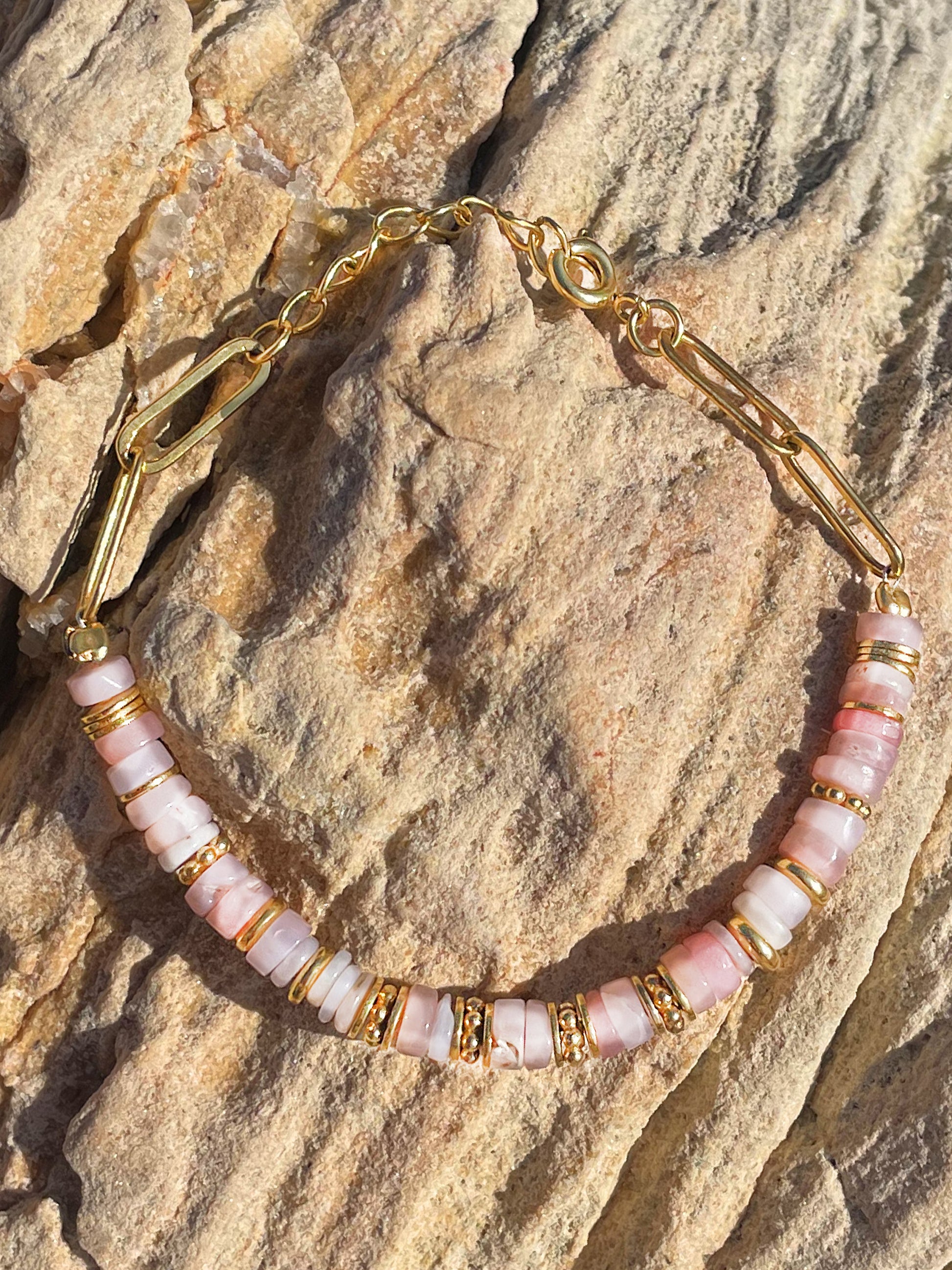 Bracelet perles doré Or jaune 18k assemblé d'opale rose - Maison Di Giorgio