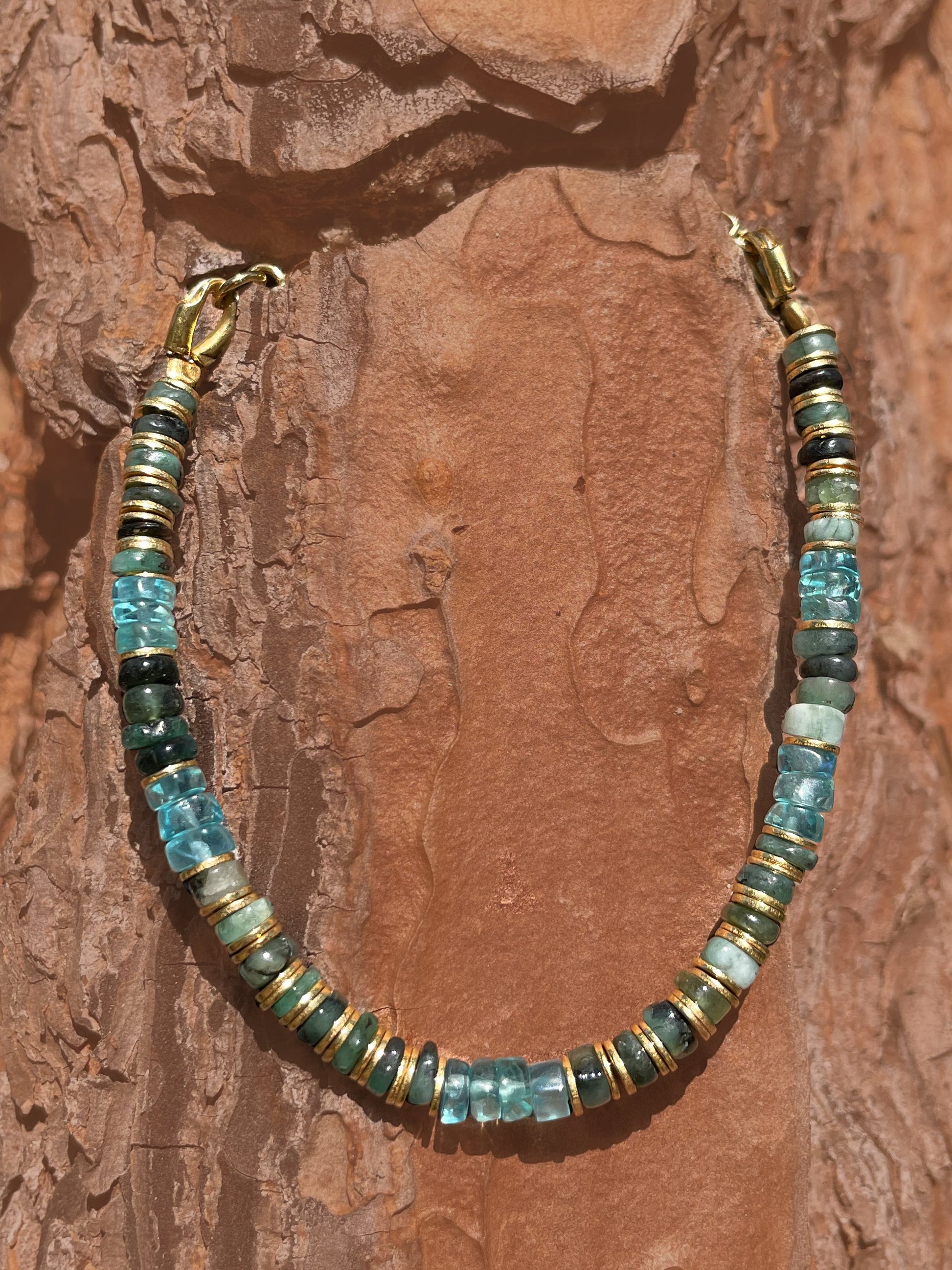 Bracelet perles doré Or jaune 18k assemblé d'Émeraude et Apatite - Maison Di Giorgio