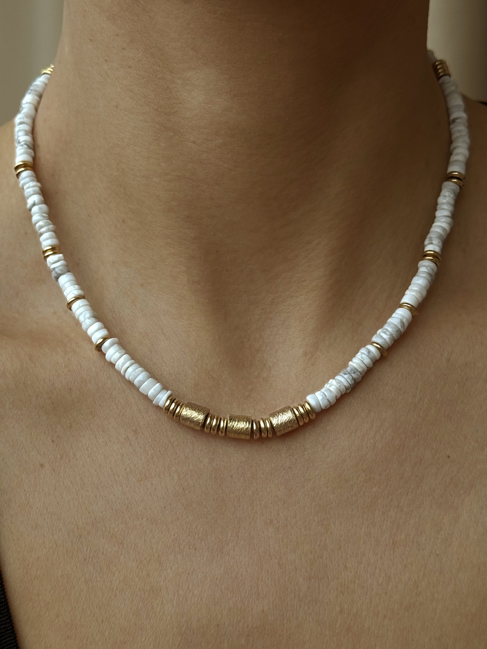 Collier perles doré Or jaune 18k assemblé de howlite blanche - Maison Di Giorgio