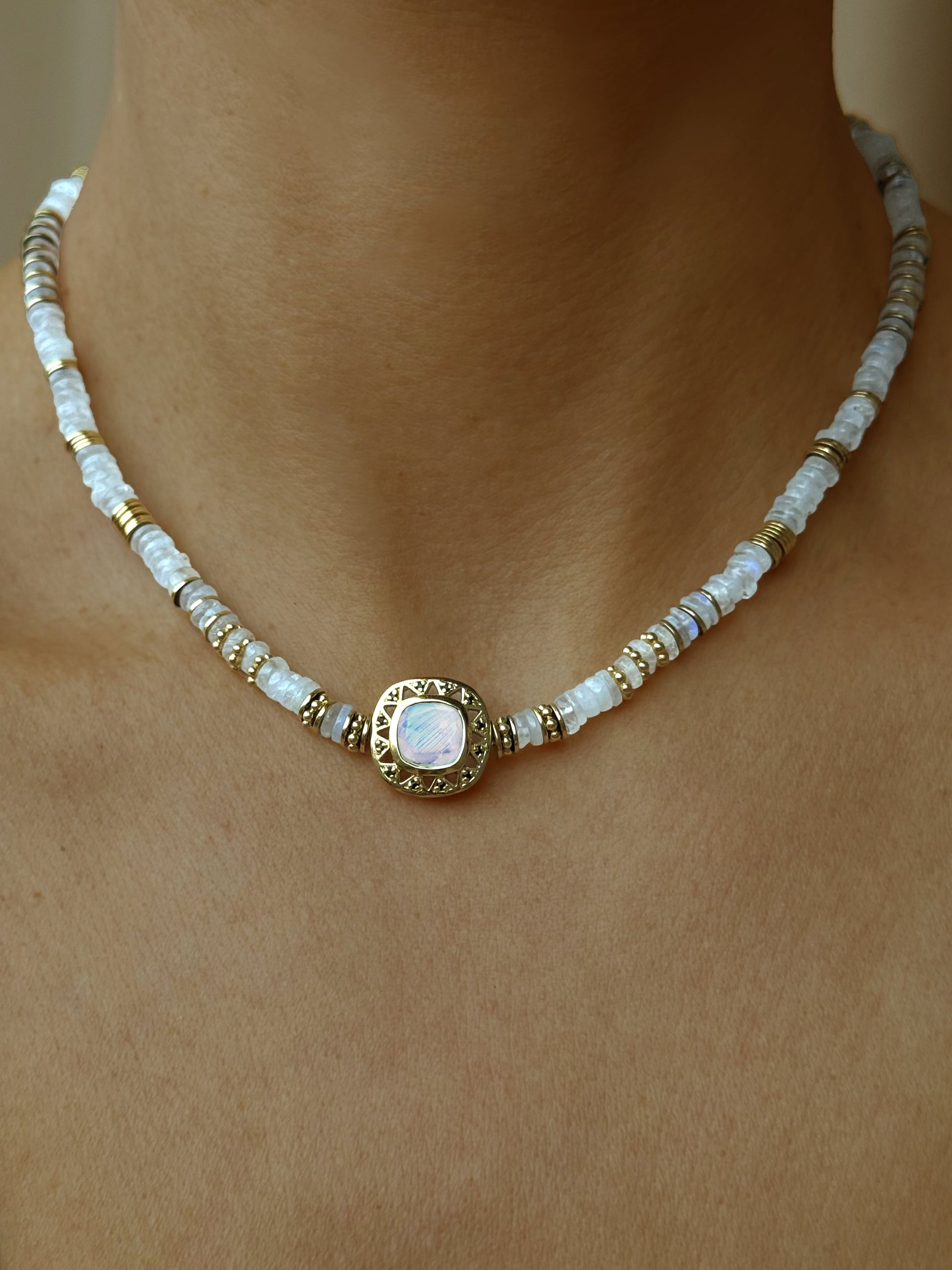 Collier perles doré Or jaune 18k assemblé de pierre de lune et spinelle noire - Maison Di Giorgio