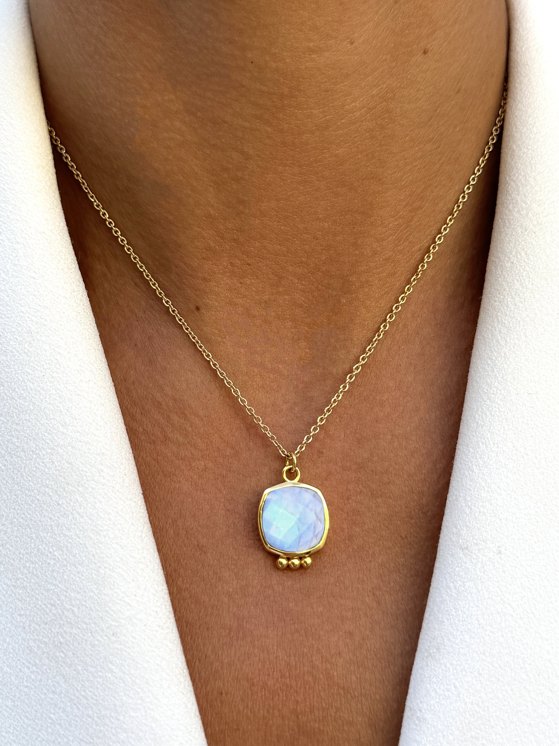Collier doré Or jaune 18k assemblé de Pierre de lune arc - en - ciel - Maison Di Giorgio