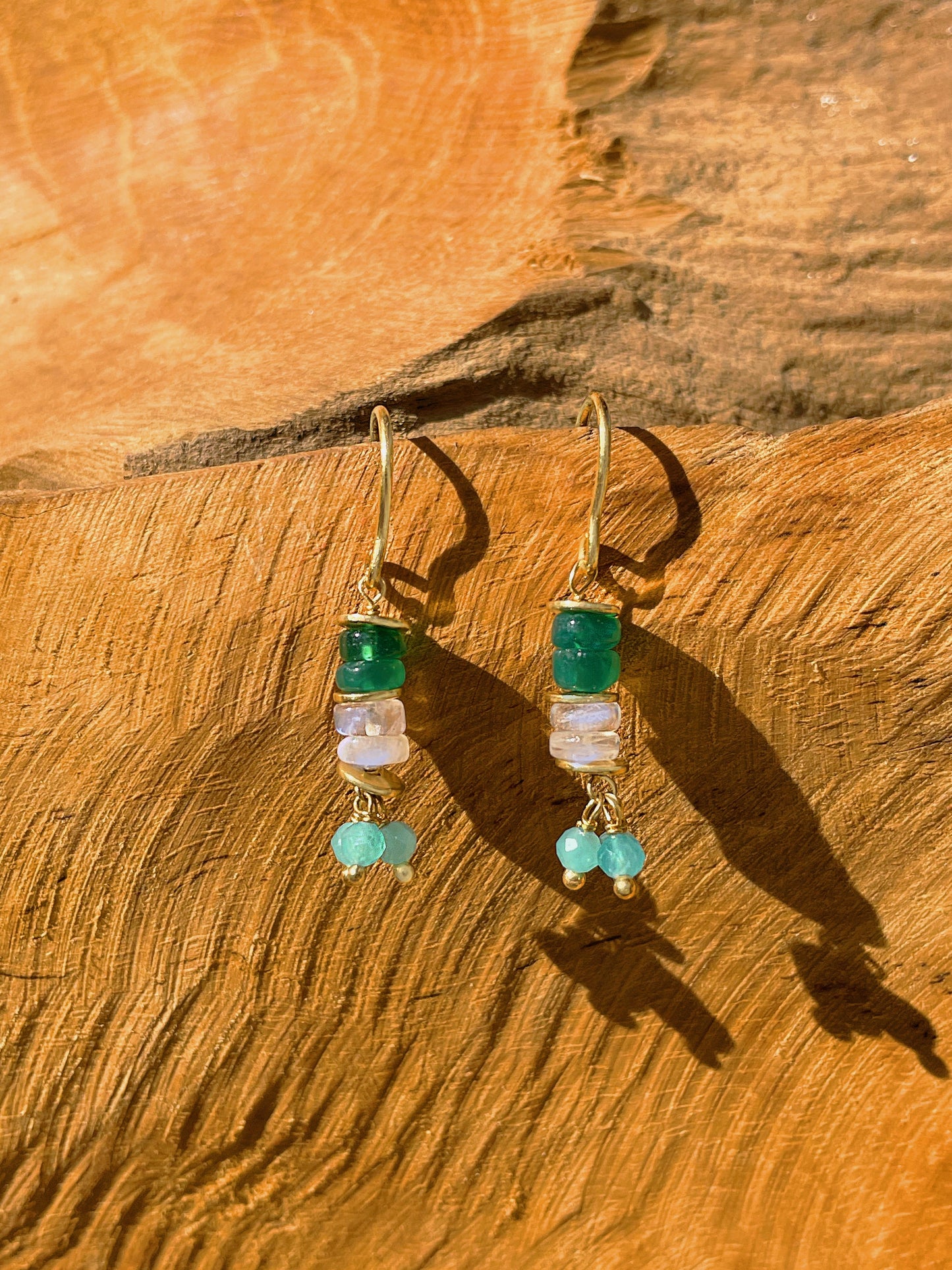 Boucles d'oreilles dorées Or jaune 18k assemblées de Pierre de lune, Onyx vert et Amazonite - Maison Di Giorgio
