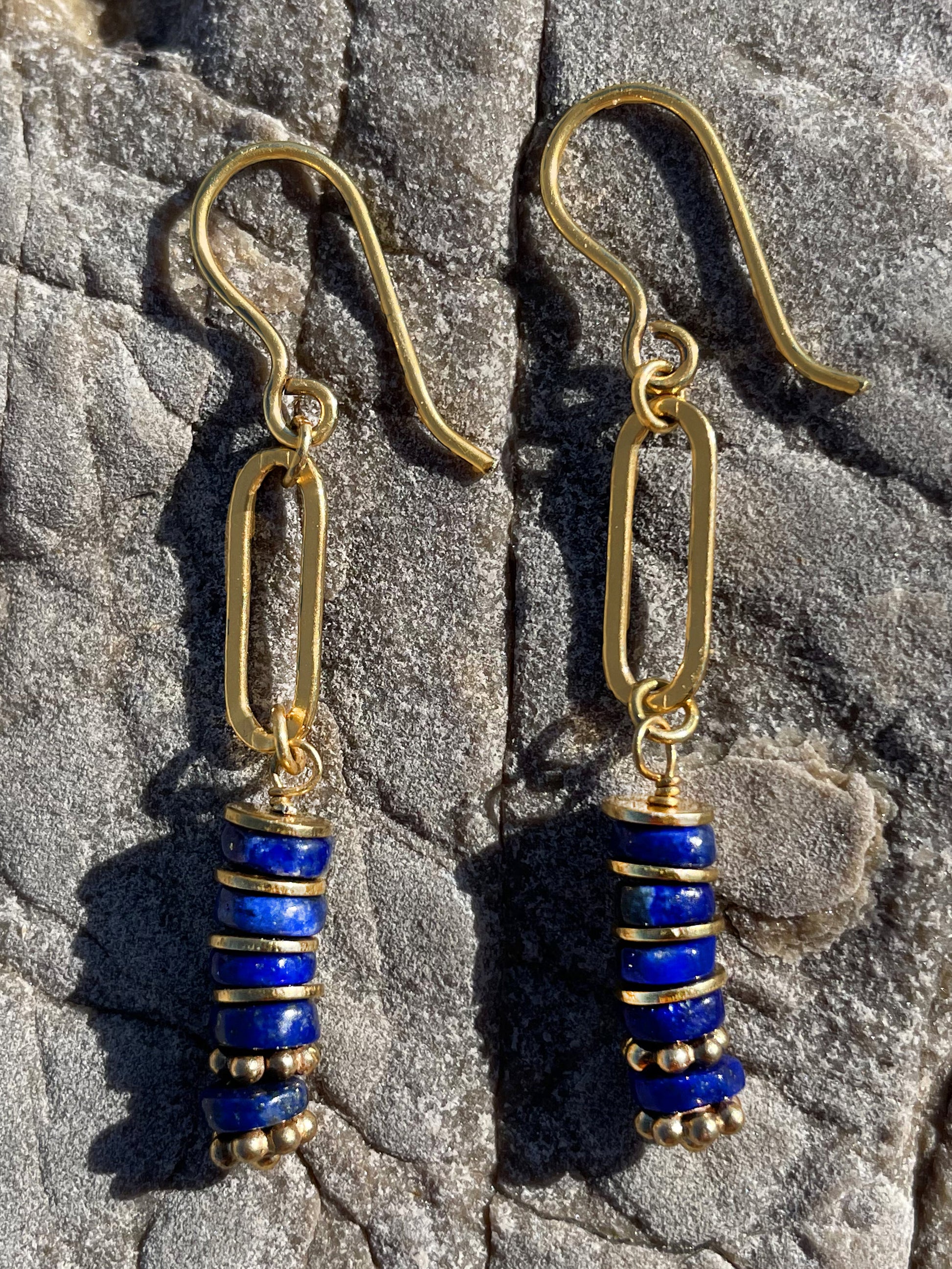 Boucles d'oreilles dorées Or jaune 18k assemblées de Lapis - lazuli - Maison Di Giorgio