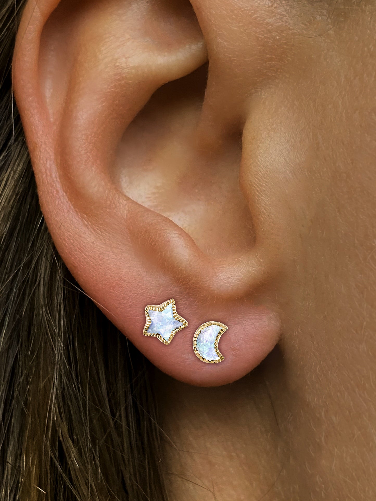 Boucles d'oreilles en Or jaune 9k assemblées de Pierre de lune - Maison Di Giorgio