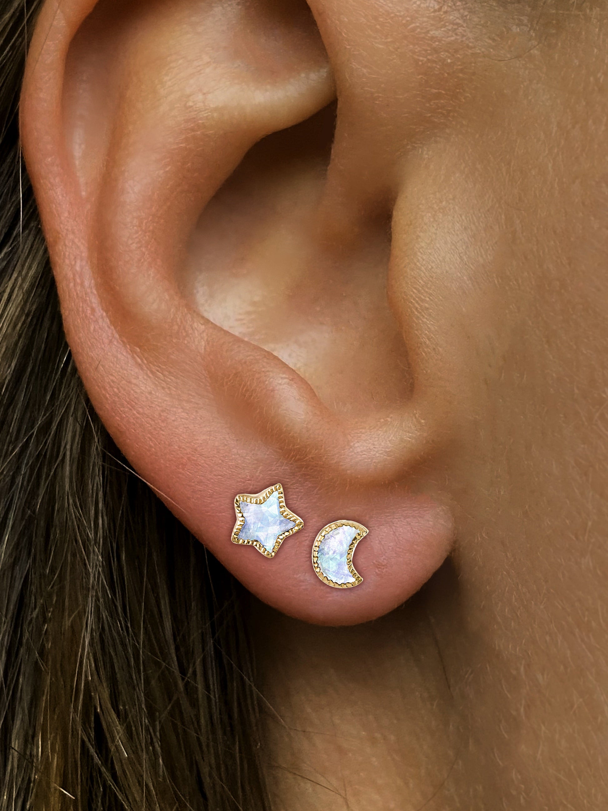Boucles d'oreilles en Or jaune 9k assemblées de Pierre de lune - Maison Di Giorgio