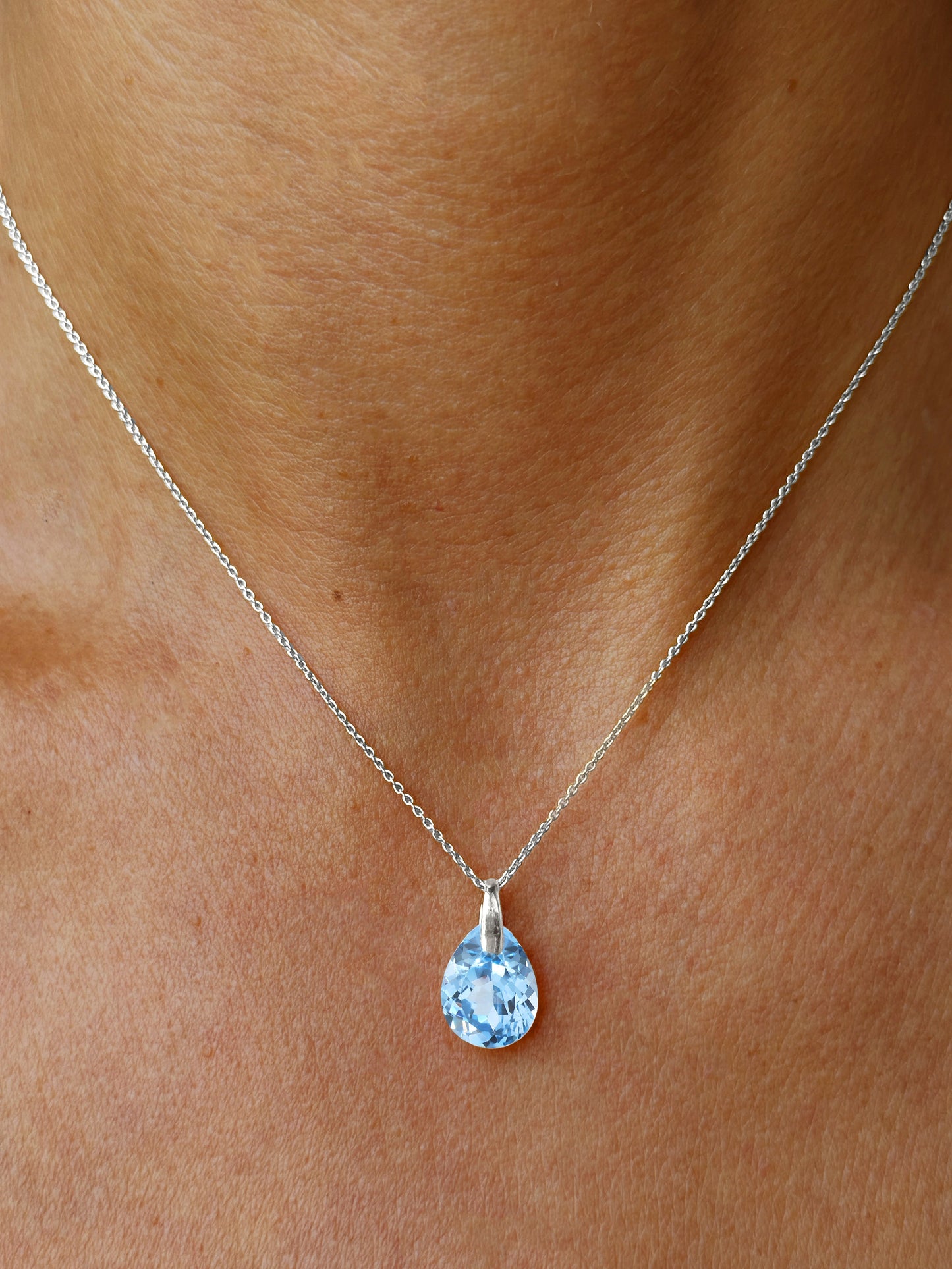 Pendentif en Or blanc 9k assemblé de Topaze bleu ciel - Maison Di Giorgio
