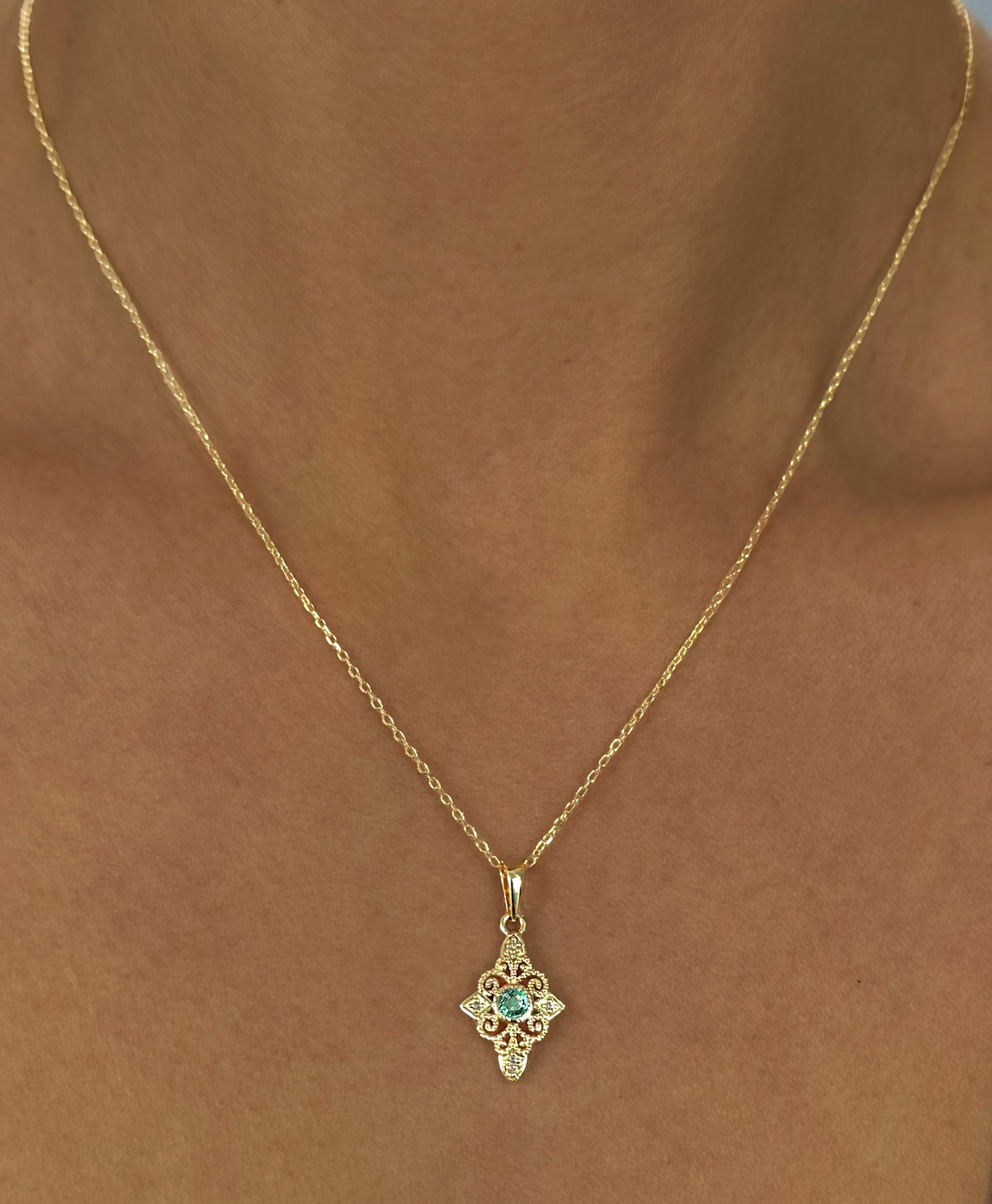 Pendentif en Or jaune 9k assemblé de Diamant HSI et Émeraude - Maison Di Giorgio