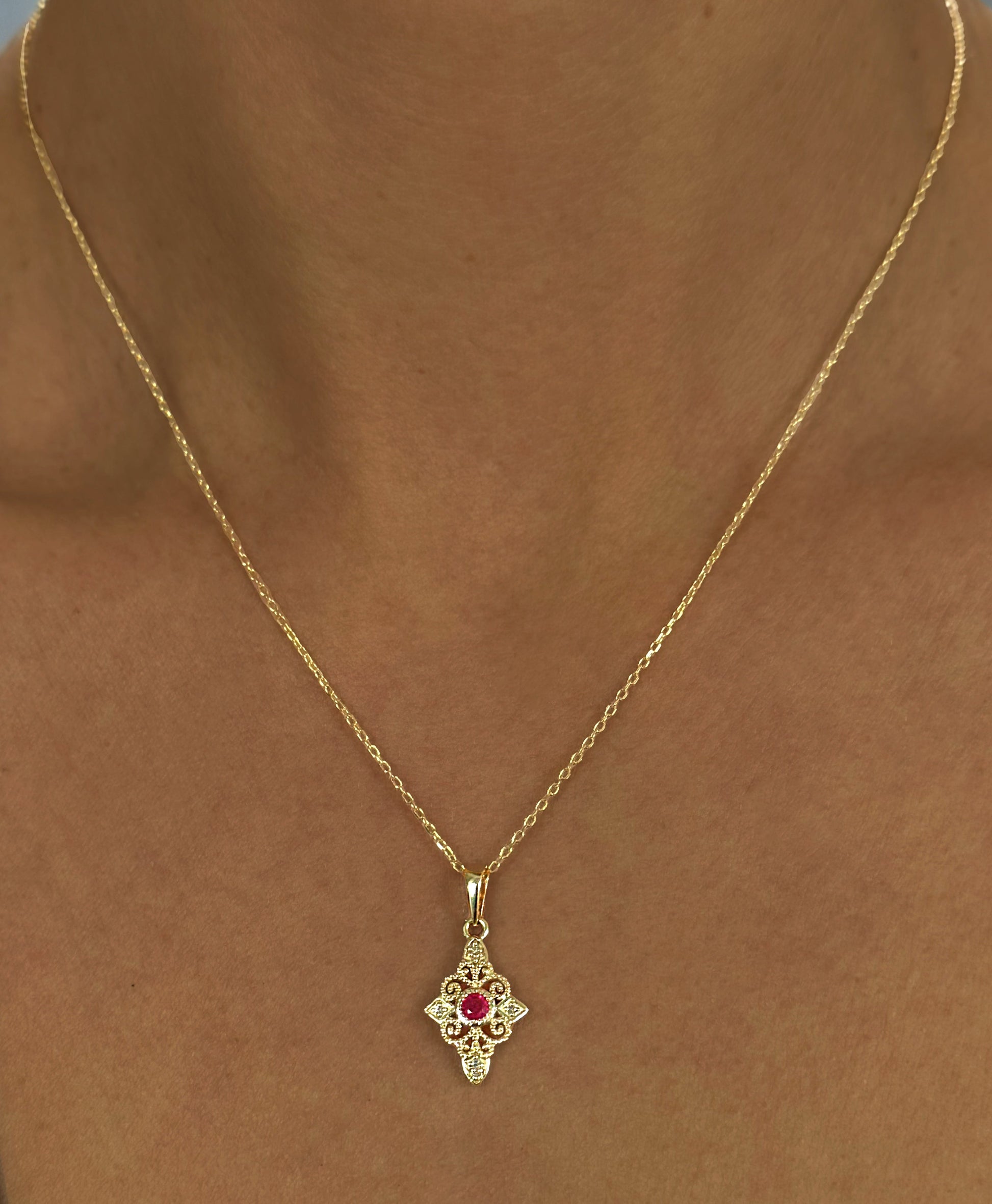 Pendentif en Or jaune 9k assemblé de Diamant HSI et Rubis - Maison Di Giorgio