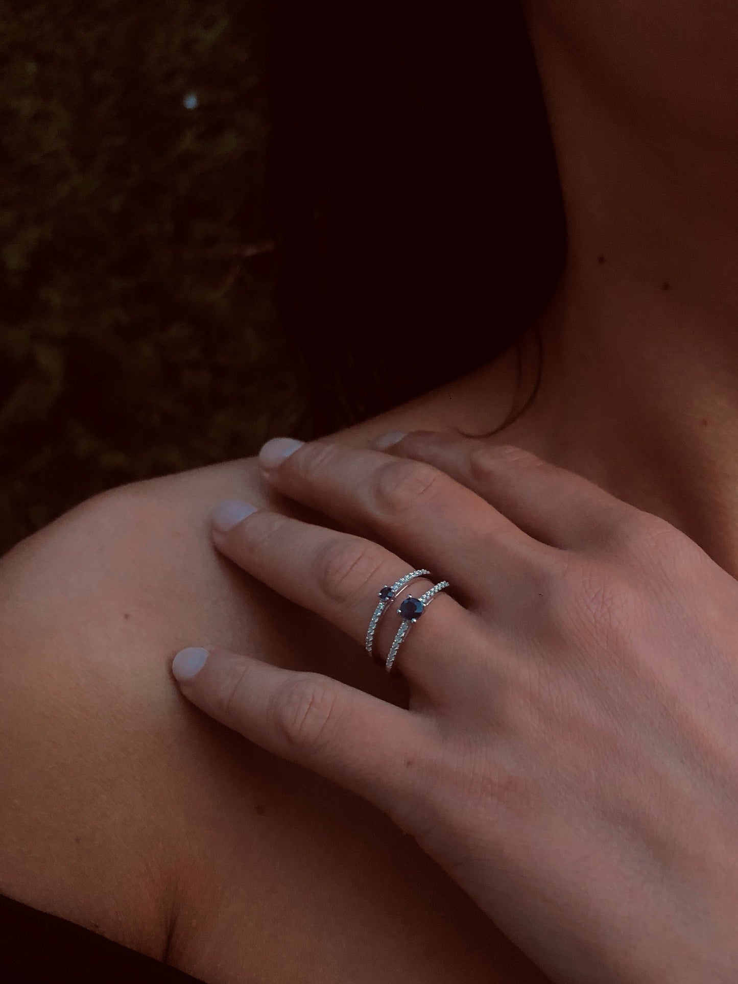 Bague en Or blanc 9k assemblée de Diamant HSI et Saphir bleu - Maison Di Giorgio