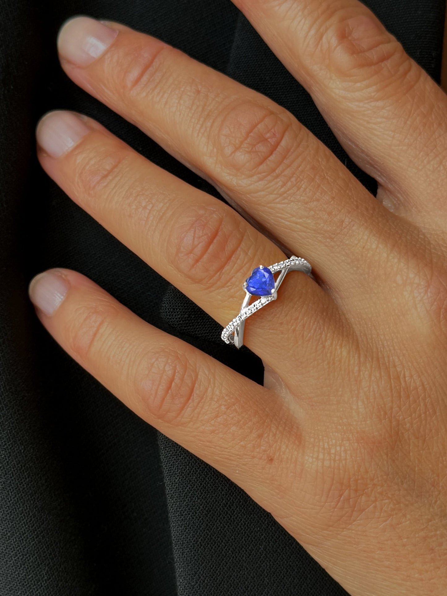 Bague en Or blanc 9k assemblée de Diamant HSI et Saphir bleu - Maison Di Giorgio