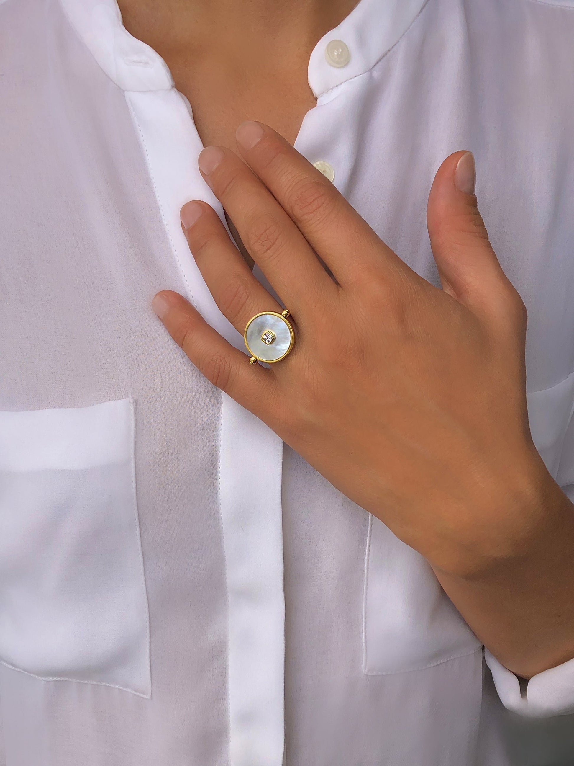 Bague dorée Or jaune 18k assemblée de Nacre, Onyx noir et Oxyde de zirconium - Maison Di Giorgio