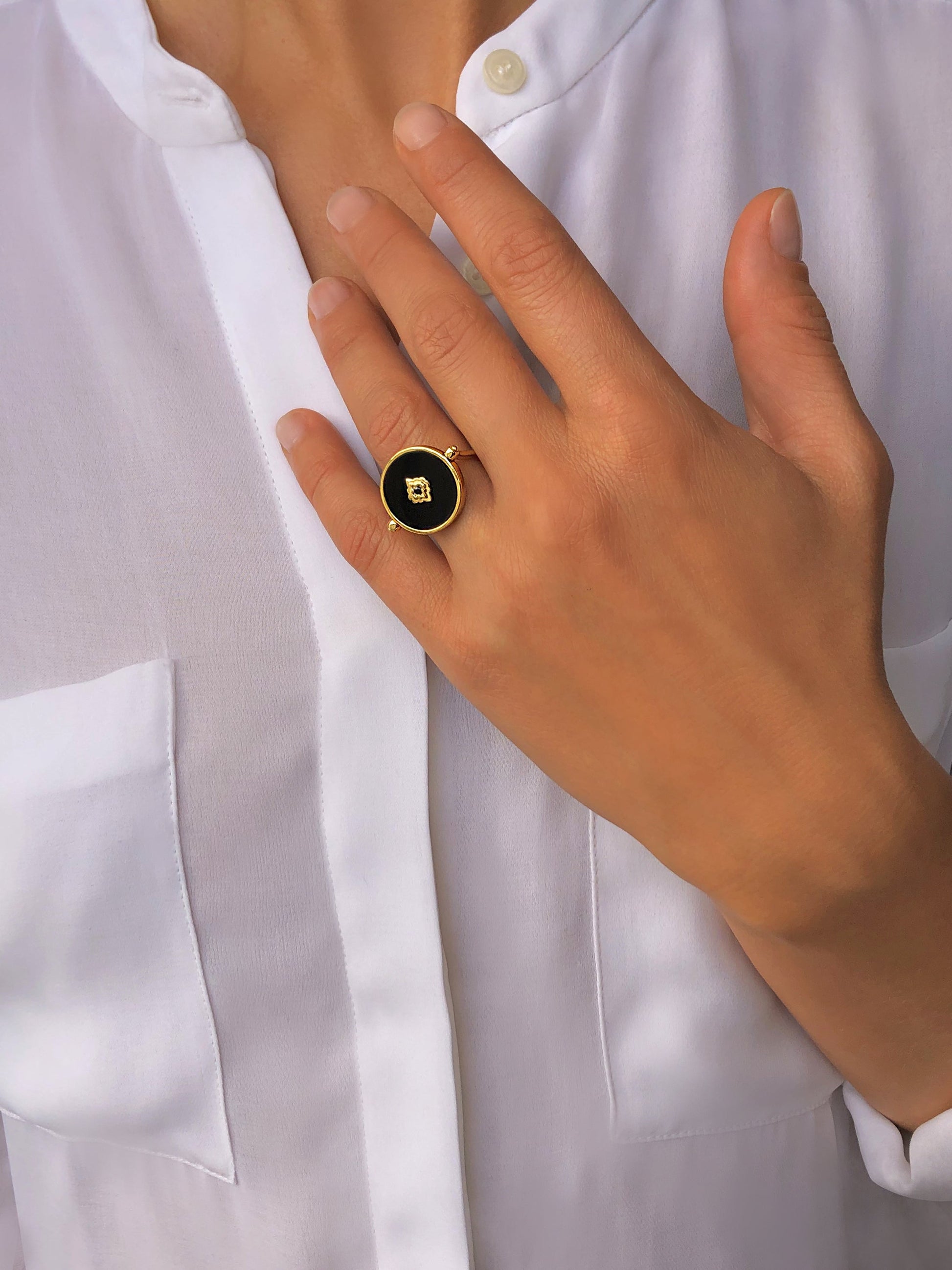 Bague dorée Or jaune 18k assemblée de Nacre, Onyx noir et Oxyde de zirconium - Maison Di Giorgio