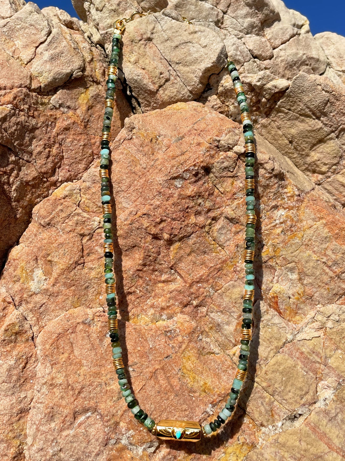 Collier perles doré Or jaune 18k assemblé d'émeraude et turquoise - Maison Di Giorgio