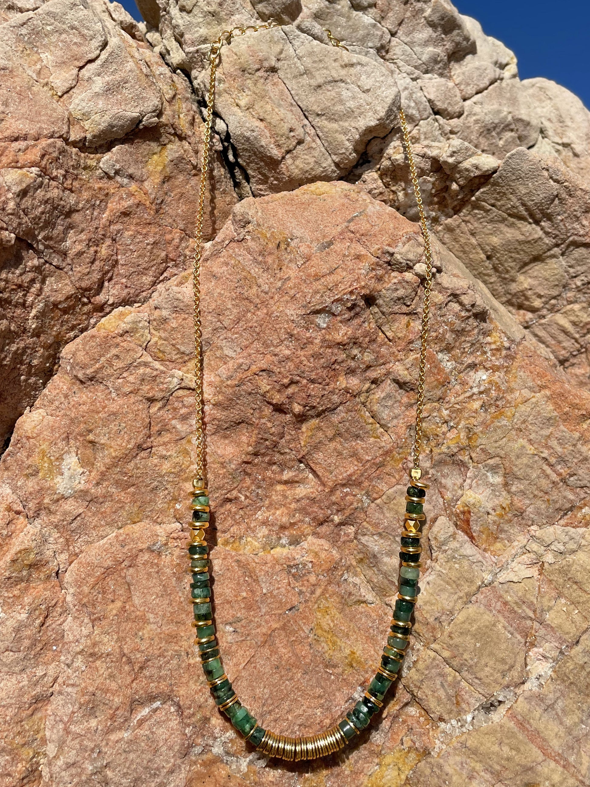 Collier perles doré Or jaune 18k assemblé d'émeraude - Maison Di Giorgio